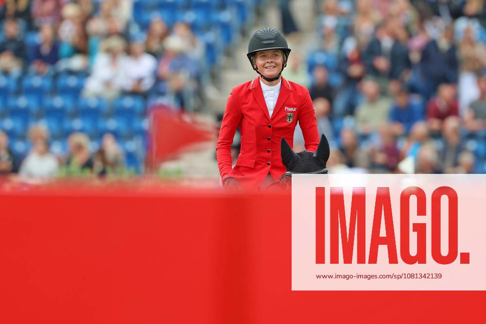 Sophie Hinners (GER, Deutschland) mit Pferd Iron Dames Singclair mit perfekten Ritt, 0 Fehler und zwischenzeitige Führung im 1 Springen der WM, Jubel, Emotion, Winken zu den Fans , Springen, FEI Jumping World Championship, WM, Weltmeisterschaft , Turkish Airlines-Prize, Einzel und Teamwertung, Jumping , AACHEN - FEI World Championships 2026, Weltfest des Pferdesports, Reitsport Weltmeisterschaft 2026, Aachen 2026, Welcome Home 2026, Aachener Soers, 11. bis 23. August 2026, Reitsport, 19.08.2026, Aachen Aachener Soers Deutschland
