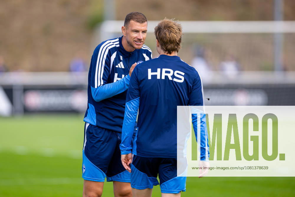 Fussball, Training des FC Schalke 04. Edin Dzeko (FC Schalke 04). Gelsenkirchen Trainingsgelände FC Schalke 04 NRW Deutschland xRHR-FOTO YYx
