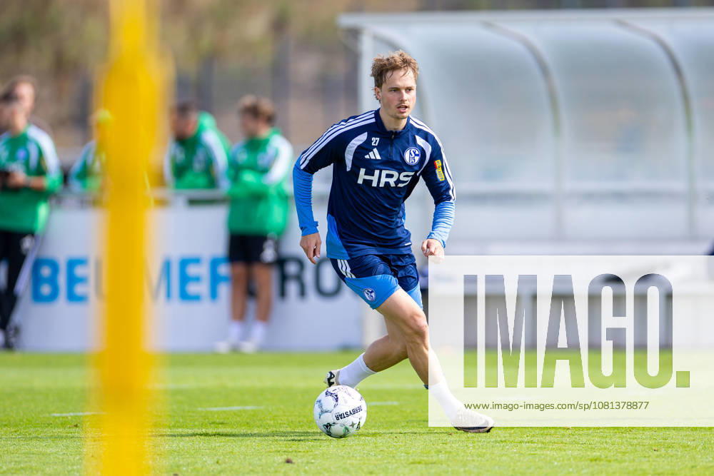 Fussball, Training des FC Schalke 04. Finn Porath (FC Schalke 04). Gelsenkirchen Trainingsgelände FC Schalke 04 NRW Deutschland xRHR-FOTO YYx