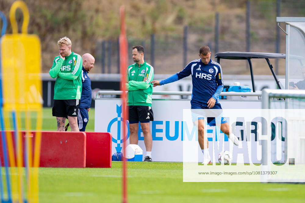 Fussball, Training des FC Schalke 04. Edin Dzeko (FC Schalke 04). Gelsenkirchen Trainingsgelände FC Schalke 04 NRW Deutschland xRHR-FOTO YYx