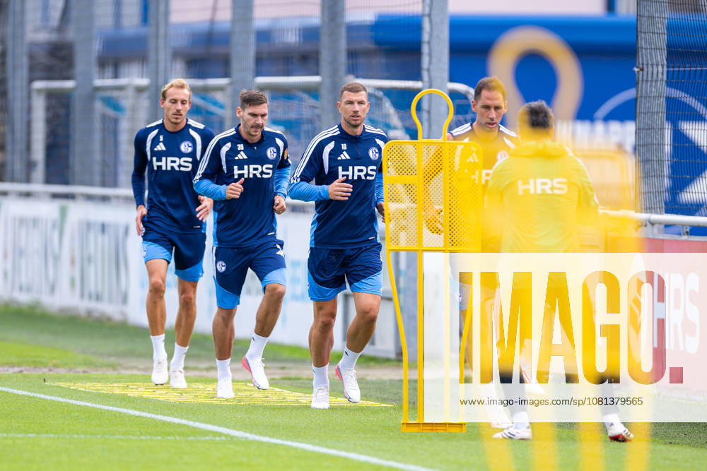 Fussball, Training des FC Schalke 04. v. l. Timo Becker (FC Schalke 04), Maximilian Wöber (FC Schalke 04), Edin Dzeko (FC Schalke 04). Gelsenkirchen Trainingsgelände FC Schalke 04 NRW Deutschland xRHR-FOTO YYx