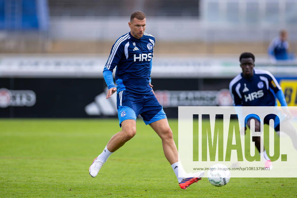 Fussball, Training des FC Schalke 04. Edin Dzeko (FC Schalke 04), Gelsenkirchen Trainingsgelände FC Schalke 04 NRW Deutschland xRHR-FOTO YYx