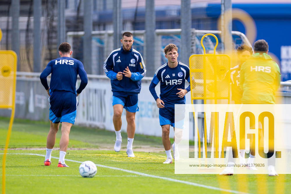 Fussball, Training des FC Schalke 04. v. l. Timo Becker (FC Schalke 04), Vitalie Becker (FC Schalke 04). Gelsenkirchen Trainingsgelände FC Schalke 04 NRW Deutschland xRHR-FOTO YYx