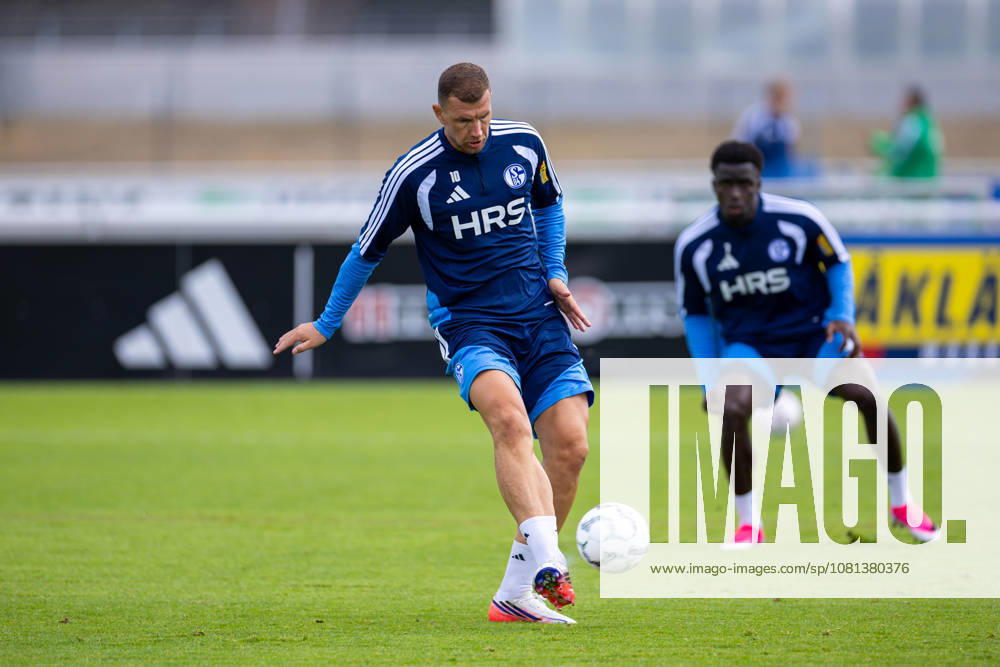 Fussball, Training des FC Schalke 04. Edin Dzeko (FC Schalke 04). Gelsenkirchen Trainingsgelände FC Schalke 04 NRW Deutschland xRHR-FOTO YYx
