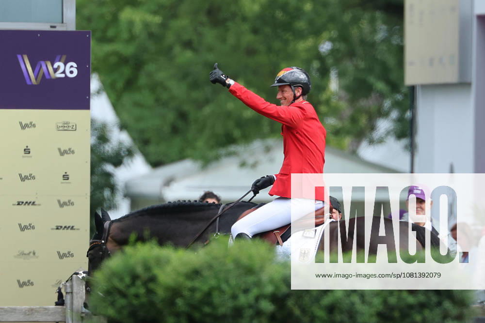 Daniel Deusser (GER, Deutschland) mit Pferd Otello de Guldenboom , Team Deutschland mit drei weiteren 0 Runden in der Führung, Daumen hoch , Springen, FEI Jumping World Championship, WM, Weltmeisterschaft , FEI Jumping World Championship Second Competition Team Final & Second Individual Qualifier, Mercedes-Benz Prize, Mercedes-Benz Prize, Einzel und Teamwertung, Jumping , AACHEN - FEI World Championships 2026, Weltfest des Pferdesports, Reitsport Weltmeisterschaft 2026, Aachen 2026, Welcome Home 2026, Aachener Soers, 11. bis 23. August 2026, Reitsport, 20.08.2026, Aachen Aachener Soers Deutschland