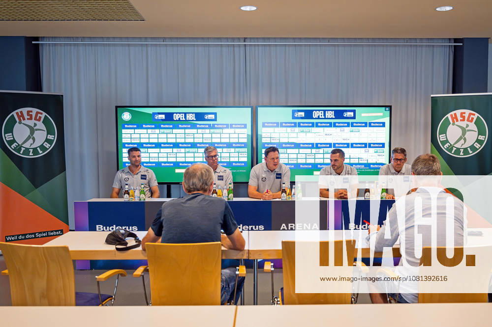 Handball Opel Handball Bundesliga, HSG Wetzlar - Pressekonferenz zum Saisonauftakt 2026 2027 v.l. Co-Trainer Chen Pomeranze (HSG Wetzlar), Trainer Runar Sigtryggsson (HSG Wetzlar), Pressesprecher Arne Wohlfahrt (HSG Wetzlar), Sportdirektor Michael Allendorf (HSG Wetzlar), Geschäftsführer Björn Seipp (HSG Wetzlar) Wetzlar Buderus-Arena Hessen Deutschland (DE)