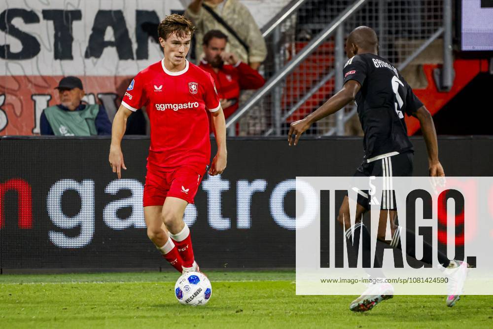 ENSCHEDE - Daan Rots of FC Twente dribbles with the ball under pressure from Bruno Langa of Qarabag FK during the UEFA Conference League match between FC Twente and Qarabag FK at De Grolsch Veste stadium on 20 August 2026 in Enschede, the Netherlands. WART BRINKERHOF ANP ANPxSportx xMarcelxterxBalsxIVx 565892563 originalFilename: 565892563