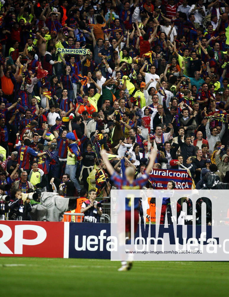 Fotboll, Champions League Final: Henrik Larsson, Barcelona, jubel med publik efter seger i Champions League. Paris Frankrike