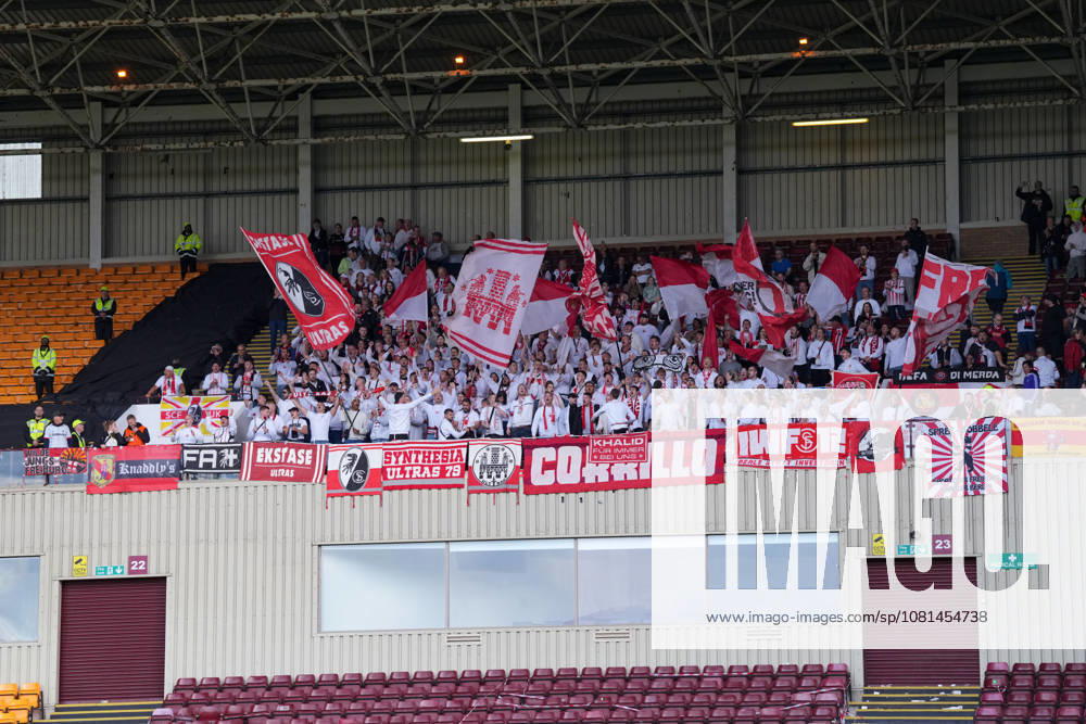 Fans, Ultras in der Kurve, Fankurve unterstützen ihre Mannschaft, Fahnen, Schal, Support , Schottland, Fussball, UEFA Conference League, Play-offs, Hinspiel, 2026 2027, Motherwell FC vs. SC Freiburg, 20.08.2026, Fir Park Stadium, Motherwell Motherwell Fir Park Stadium North Lanarkshire Schottland