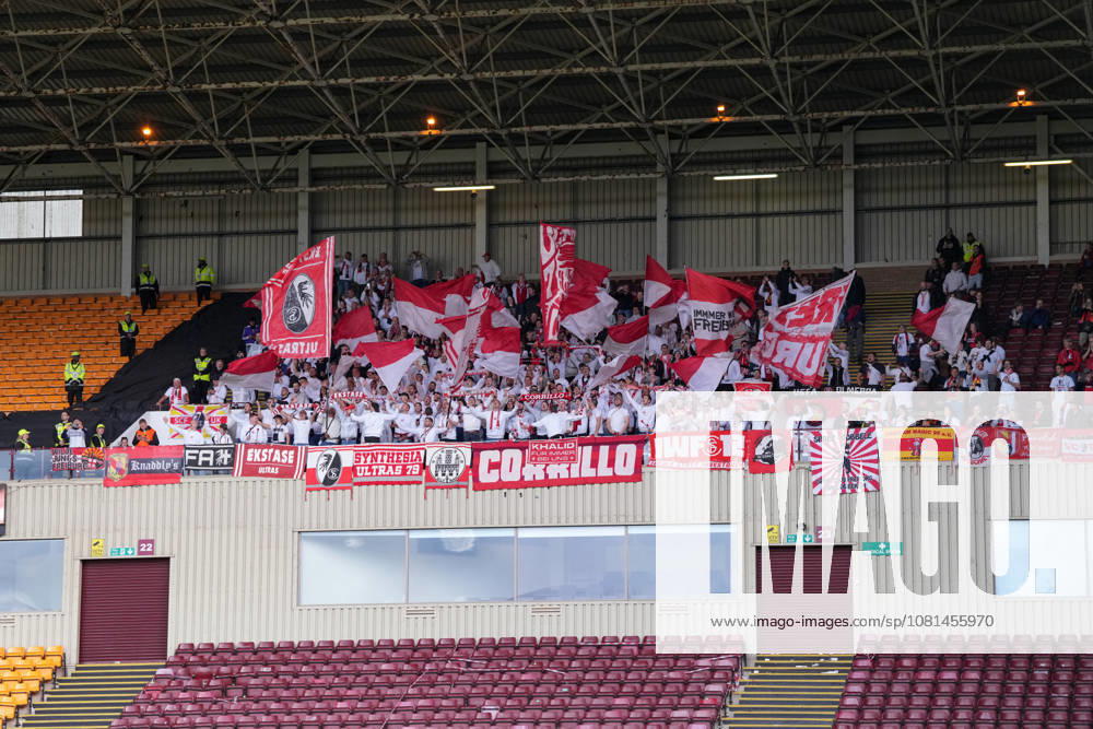 Fans, Ultras in der Kurve, Fankurve unterstützen ihre Mannschaft, Fahnen, Schal, Support , Schottland, Fussball, UEFA Conference League, Play-offs, Hinspiel, 2026 2027, Motherwell FC vs. SC Freiburg, 20.08.2026, Fir Park Stadium, Motherwell Motherwell Fir Park Stadium North Lanarkshire Schottland