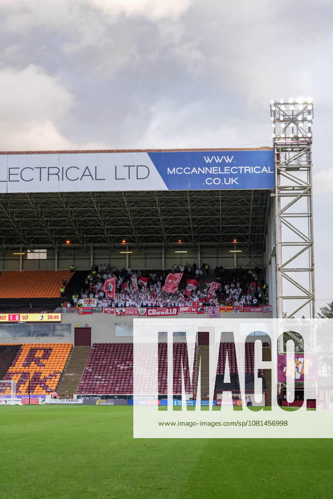 Fans, Ultras in der Kurve, Fankurve unterstützen ihre Mannschaft, Fahnen, Schal, Support , Schottland, Fussball, UEFA Conference League, Play-offs, Hinspiel, 2026 2027, Motherwell FC vs. SC Freiburg, 20.08.2026, Fir Park Stadium, Motherwell Motherwell Fir Park Stadium North Lanarkshire Schottland