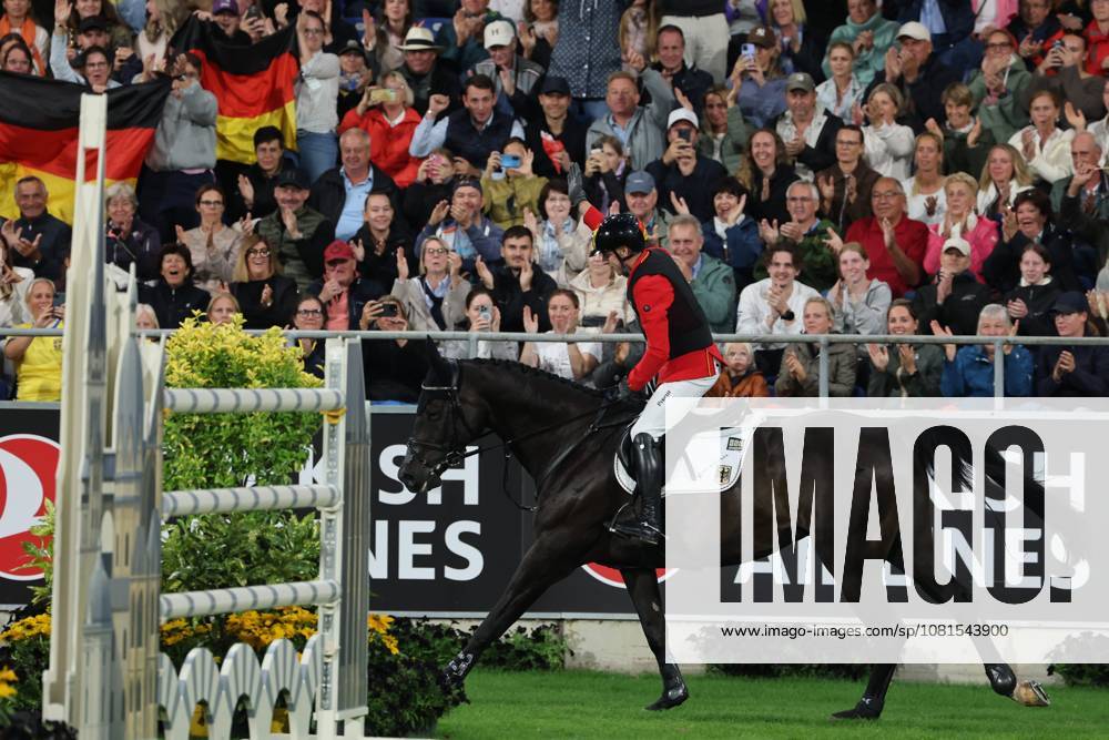 Marcus Ehning (GER, Deutschland) mit Pferd Coolio 42, Emotion, Jubel, Deutsche Fahnen, Aachener Dom Hindernis , Springen, FEI Jumping World Championship, WM, Weltmeisterschaft , FEI Jumping World Championship Second Competition Ð Team Final, Mercedes-Benz Prize, Mercedes-Benz Prize, Einzel und Teamwertung, Jumping , AACHEN - FEI World Championships 2026, Weltfest des Pferdesports, Reitsport Weltmeisterschaft 2026, Aachen 2026, Welcome Home 2026, Aachener Soers, 11. bis 23. August 2026, Reitsport, 20.08.2026, Aachen Aachener Soers Deutschland