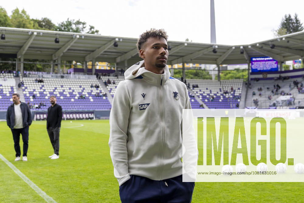 GER, Aue, Fussball, DFB-Pokal, 1. Hauptrunde, FC Erzgebirge Aue vs. TSG 1899 Hoffenheim im Bild v.l.: Bambase Conte (TSG Hoffenheim 20), bei der Platzbegehung vor dem Spiel 22.08.2026, EINS Erzgebirgsstadion Aue DFB REGULATIONS PROHIBIT ANY USE OF PHOTOGRAPHS AS IMAGE SEQUENCES AND OR QUASI-VIDEO,