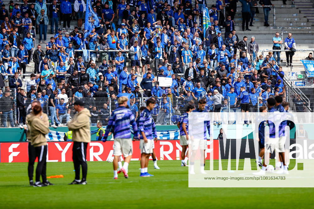 Mitgereiste Hoffenheimer Fans sehen ihrer Mannschaft beim Warm Up zu, FC Erzgebirge Aue vs. TSG Hoffenheim, Fussball, DFB Pokal, 1. Runde, Saison 2026 2027, 22.08.2026,¨ DFL REGULATIONS PROHIBIT ANY USE OF PHOTOGRAPHS AS IMAGE SEQUENCES AND OR QUASI-VIDEO,¨ FC Erzgebirge Aue vs. TSG Hoffenheim, Fussball, DFB Pokal, 1. Runde, Saison 2026 2027, 22.08.2026, Aue
