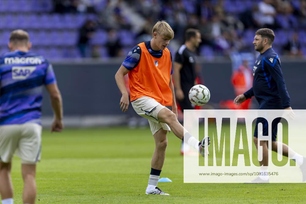 GER, Aue, Fussball, DFB-Pokal, 1. Hauptrunde, FC Erzgebirge Aue vs. TSG 1899 Hoffenheim im Bild v.l.: Nathan De Cat (TSG Hoffenheim 17), warm up 22.08.2026, EINS Erzgebirgsstadion Aue DFB REGULATIONS PROHIBIT ANY USE OF PHOTOGRAPHS AS IMAGE SEQUENCES AND OR QUASI-VIDEO,
