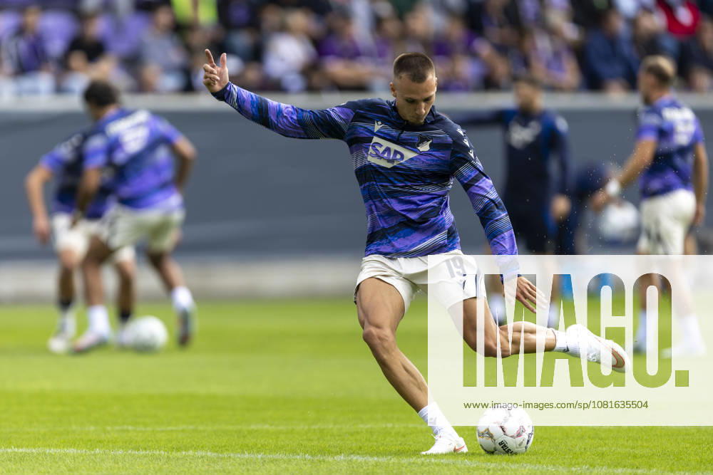GER, Aue, Fussball, DFB-Pokal, 1. Hauptrunde, FC Erzgebirge Aue vs. TSG 1899 Hoffenheim im Bild v.l.: Tim Lemperle (TSG Hoffenheim 19), warm up, Schuss 22.08.2026, EINS Erzgebirgsstadion Aue DFB REGULATIONS PROHIBIT ANY USE OF PHOTOGRAPHS AS IMAGE SEQUENCES AND OR QUASI-VIDEO,