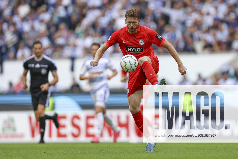 Florian Le Joncour (SV 07 Elversberg) in Aktion, am Ball, Einzelaktion waehrend des Spiels der 1. Runde des DFB-Pokal zwischen MSV Duisburg und SV 07 Elversberg, Schauinsland-Reisen-Arena am 22. August 2026 in Duisburg, Deutschland. (Foto von Oliver Kaelke DeFodi Images) +++ Florian Le Joncour (SV 07 Elversberg) controls the ball during the 1st round match of the DFB-Pokal between MSV Duisburg and SV 07 Elversberg at Schauinsland-Reisen-Arena on August 22, 2026 in Duisburg, Germany. (Photo by Oliver Kaelke DeFodi Images) DFB DFL REGULATIONS PROHIBIT ANY USE OF PHOTOGRAPHS AS IMAGE SEQUENCES AND OR QUASI-VIDEO. (Photo by Oliver Kaelke DeFodi Images) -