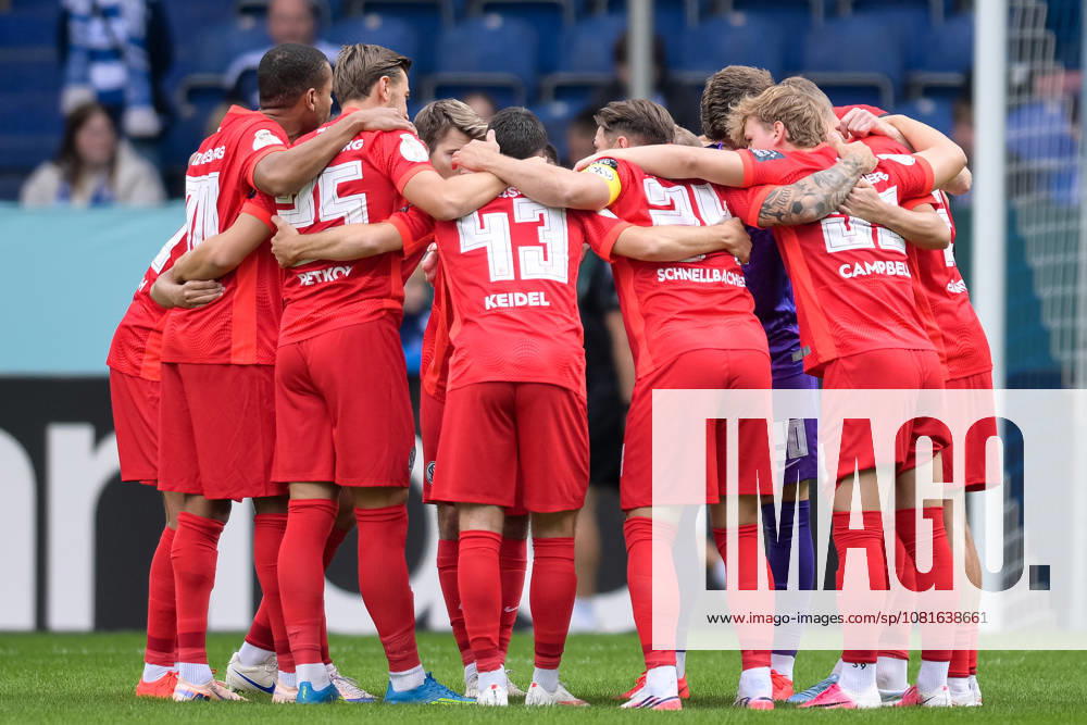 Fußball, DFB-Pokal, 20260822, MSV Duisburg - SV 07 Elversberg. Im Bild Elversberg schwört sich ein. Duisburg Schauinsland-Reisen-Arena Nordrhein-Westfalen Deutschland