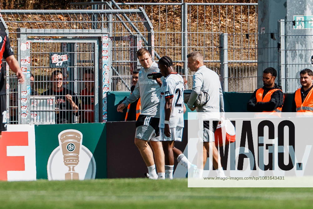 Deutschland, Köln (Sportpark Höhenberg): DFB-Pokal, 1. Runde, FC Viktoria Köln - 1. FC Nürnberg, Verletzungspause, Behandlungspause, Mohamed Ali Zoma (1. FC Nürnberg, 23), Foul