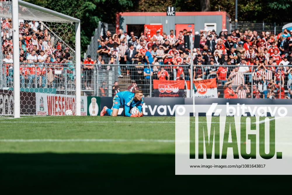 Deutschland, Köln (Sportpark Höhenberg): DFB-Pokal, 1. Runde, FC Viktoria Köln - 1. FC Nürnberg, Torchance Köln, Jan Reichert (1. FC Nürnberg, 1) Parade