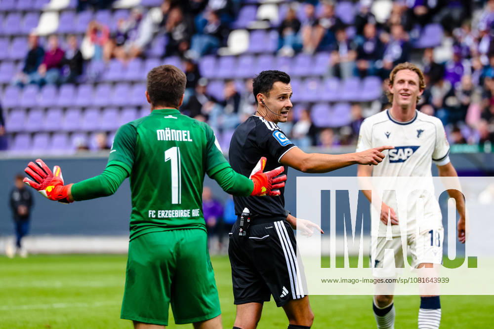 Martin Maennel (FC Erzgebirge Aue, 01) beschwert sich ueber Entscheidung zum Tor 0:3, Konrad Oldhafer (Schiedsrichter, DFB) gibt Anweisungen, gestikuliert, FC Erzgebirge Aue vs. TSG Hoffenheim, Fussball, DFB Pokal, 1. Runde, Saison 2026 2027, 22.08.2026,¨ DFL REGULATIONS PROHIBIT ANY USE OF PHOTOGRAPHS AS IMAGE SEQUENCES AND OR QUASI-VIDEO,¨ FC Erzgebirge Aue vs. TSG Hoffenheim, Fussball, DFB Pokal, 1. Runde, Saison 2026 2027, 22.08.2026, Aue