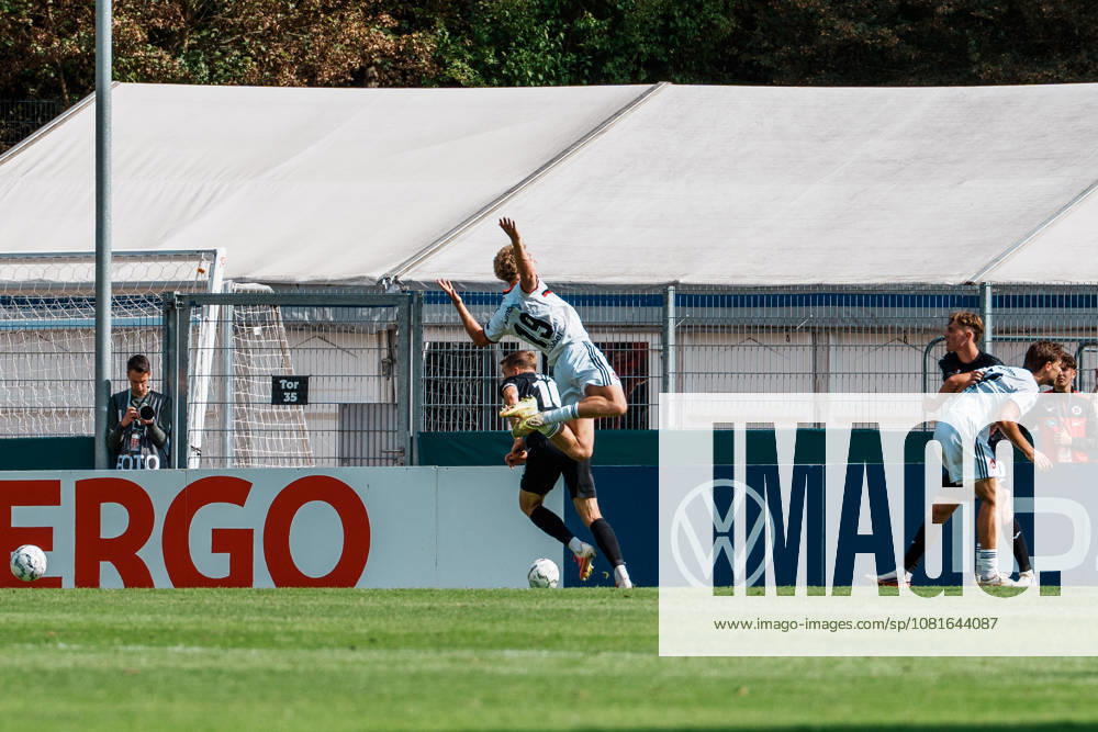 Deutschland, Köln (Sportpark Höhenberg): DFB-Pokal, 1. Runde, FC Viktoria Köln - 1. FC Nürnberg, Piet Scobel (1. FC Nürnberg, 19) fordert Elfmeter Strafstoß nach Ecke
