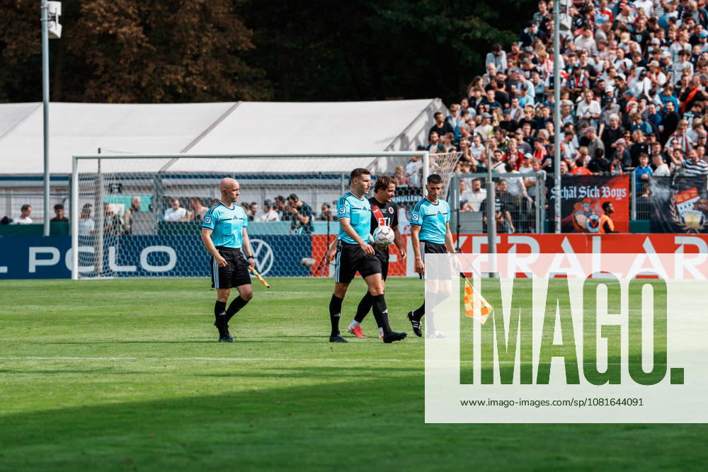 Deutschland, Köln (Sportpark Höhenberg): DFB-Pokal, 1. Runde, FC Viktoria Köln - 1. FC Nürnberg, Halbzeit, Schiedsrichterteam, Schiedsrichter Eric Weisbach (Halle), Schiedsrichter-Assistent Robert Kempter (Stockach) und Hannes Ventzke (Schwerin),