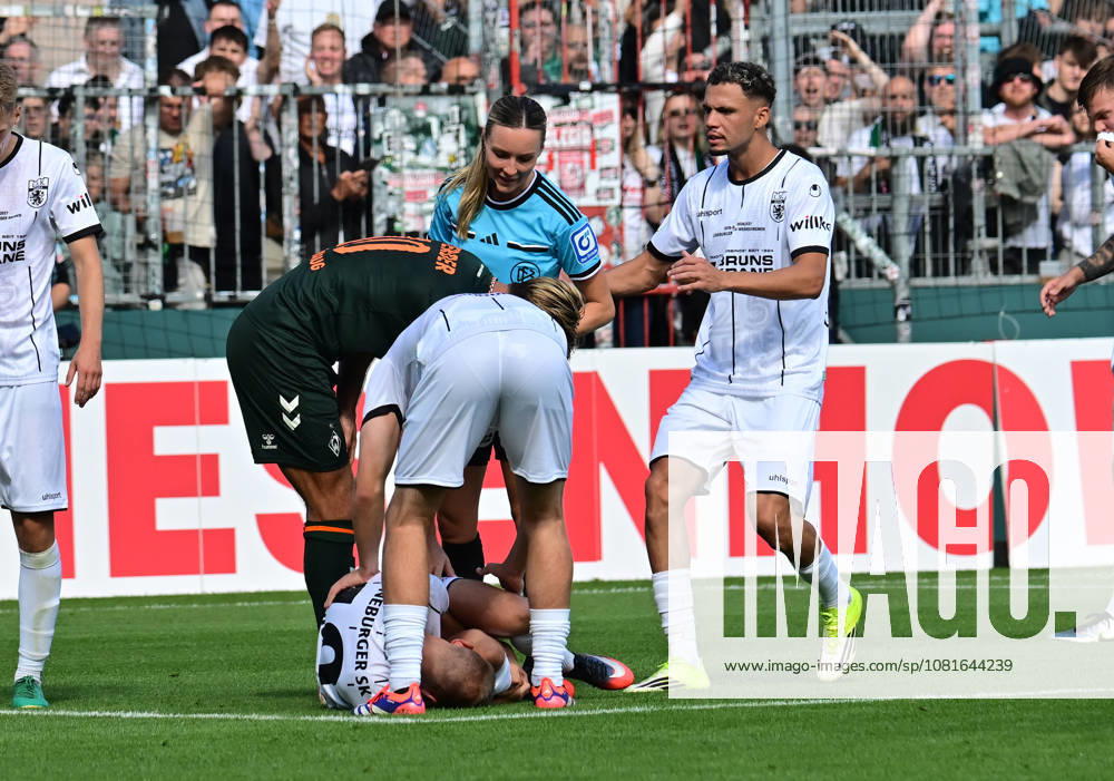 GER Fußball, Männer,DFB Pokal, 1.Runde Saison 2026 2027, Hamburg, Lüneburger SK vs Werder Bremen Niclas Füllkrug (Werder 10) foult Marian Kunze (Lüneburg 10) und bekommt dafür die gelbe Karte DFB DFL regulations prohibit any use of photographs as image sequences and or quasi-video) Hamburg Millerntorstadion Hamburg Deutschland