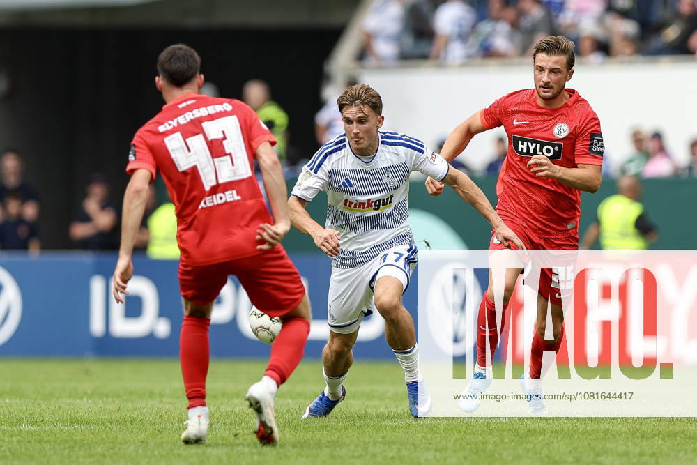 GER, Fussball, Herren, DFB-Pokal, Saison 2026 2027, MSV Duisburg - SV Elversberg Patrick Sussek (Duisburg) und Felix Keidel (SVE) im Kampf um den Ball Duisburg schauinsland-reisen Arena Nordrhein-Westfalen Deutschland