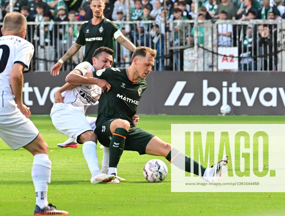 GER Fußball, Männer,DFB Pokal, 1.Runde Saison 2026 2027, Hamburg, Lüneburger SK vs Werder Bremen Senne Lynen (Werder 14) versucht sich gegen Leon Perera (Lüneburg 12) durchzusetzen DFB DFL regulations prohibit any use of photographs as image sequences and or quasi-video) Hamburg Millerntorstadion Hamburg Deutschland