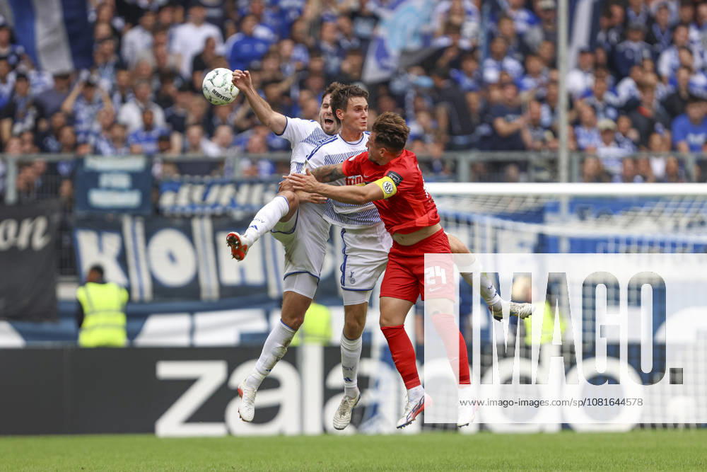 Tobias Fleckstein (MSV Duisburg), Martin Ens (MSV Duisburg) und Luca Schnellbacher (SV 07 Elversberg) im Zweikampf waehrend des Spiels der 1. Runde des DFB-Pokal zwischen MSV Duisburg und SV 07 Elversberg, Schauinsland-Reisen-Arena am 22. August 2026 in Duisburg, Deutschland. (Foto von Oliver Kaelke DeFodi Images) +++ Tobias Fleckstein (MSV Duisburg), Martin Ens (MSV Duisburg) und Luca Schnellbacher (SV 07 Elversberg) battle for the ball during the 1st round match of the DFB-Pokal between MSV Duisburg and SV 07 Elversberg at Schauinsland-Reisen-Arena on August 22, 2026 in Duisburg, Germany. (Photo by Oliver Kaelke DeFodi Images) DFB DFL REGULATIONS PROHIBIT ANY USE OF PHOTOGRAPHS AS IMAGE SEQUENCES AND OR QUASI-VIDEO. (Photo by Oliver Kaelke DeFodi Images) -