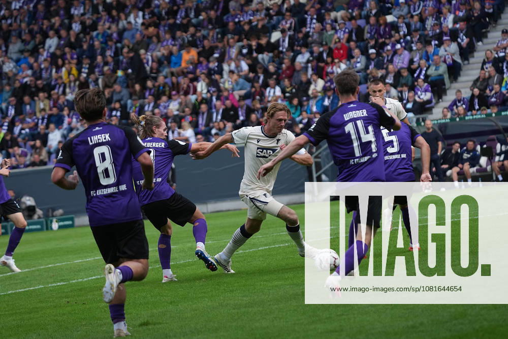 eins Erzgebirgsstadion, Aue, GER, DFB Pokal, Erzgebirge Aue vs TSG Hoffenheim , Wouter Burger (Hoffenheim), Paul Wagner (Aue) (Photo by Hasan Bratic DeFodi Images) -
