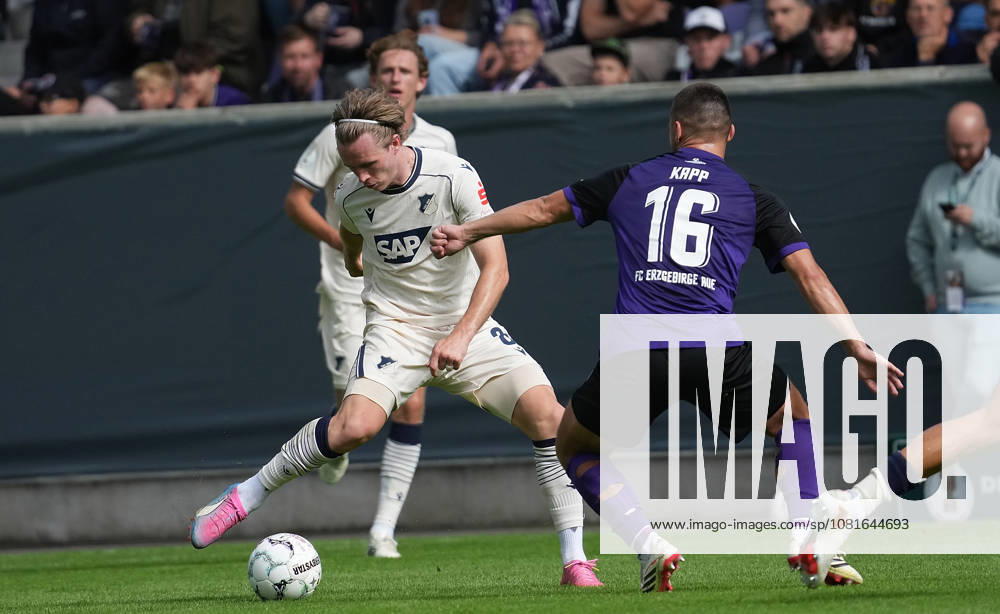 eins Erzgebirgsstadion, Aue, GER, DFB Pokal, Erzgebirge Aue vs TSG Hoffenheim , Patrick Wimmer (Hoffenheim), Patrick Kapp (Aue) (Photo by Hasan Bratic DeFodi Images) -