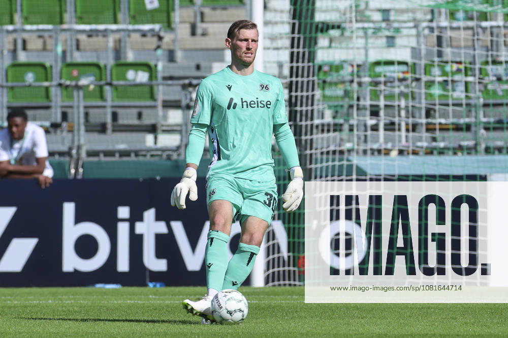 Torhueter Leo Weinkauf (Hannover 96) kontrolliert den Ball waehrend des Spiels des DFB-Pokals zwischen SV Hemelingen und Hannover 96, Weserstadion am 22. August 2026 in Bremen, Deutschland. (Foto von Marco Steinbrenner DeFodi Images) +++ Torhueter Leo Weinkauf (Hannover 96) controls the ball during the DFB-Pokal match between SV Hemelingen and Hannover 96t at Weserstadion on August 22, 2026 in Bremen, Germany. (Photo by Marco Steinbrenner DeFodi Images) (Photo by Marco Steinbrenner DeFodi Images) -