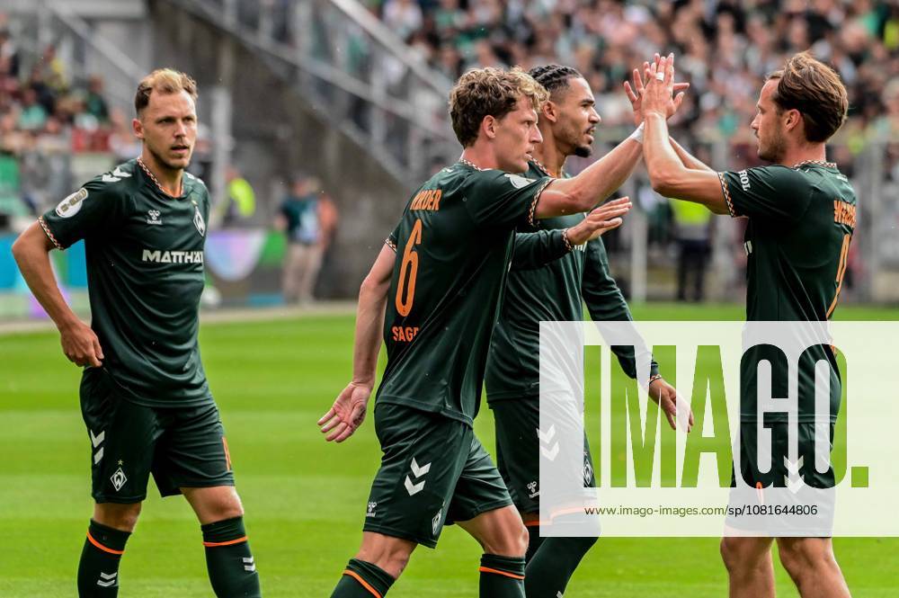 Torjubel nach dem 0:1 durch Jens Stage 11 Justin Njinmah Olivier Deman ( Werder ) ( Lüneburg ) Deutschland , Hamburg , Millerntor , Fussball , 1 Bundesliga , Oberliga Niedersachsen , DFB Pokal Runde 1 , LSK Lüneburg - SV Werder Bremen