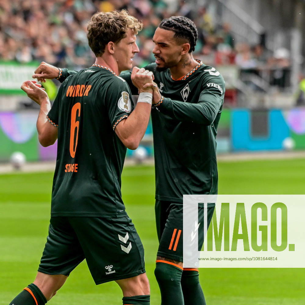 Torjubel nach dem 0:1 durch Jens Stage 11 Justin Njinmah ( Werder ) ( Lüneburg ) Deutschland , Hamburg , Millerntor , Fussball , 1 Bundesliga , Oberliga Niedersachsen , DFB Pokal Runde 1 , LSK Lüneburg - SV Werder Bremen
