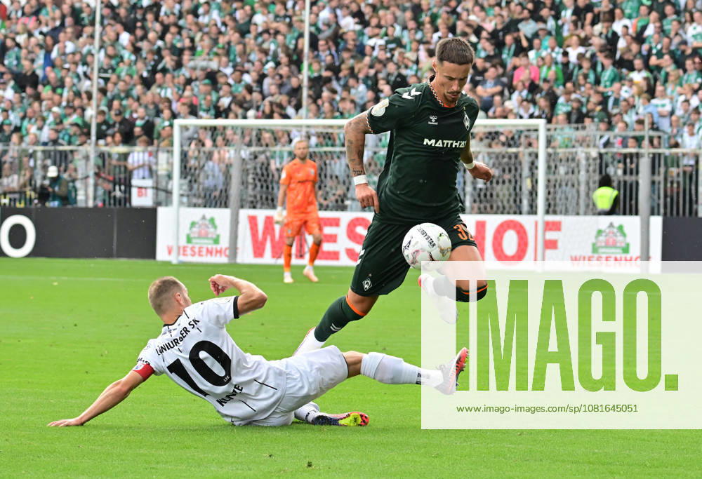 GER Fußball, Männer,DFB Pokal, 1.Runde Saison 2026 2027, Hamburg, Lüneburger SK vs Werder Bremen Senne Lynen (Werder 14) versucht sich gegen Leon Perera (Lüneburg 12) durchzusetzen DFB DFL regulations prohibit any use of photographs as image sequences and or quasi-video) Hamburg Millerntorstadion Hamburg Deutschland