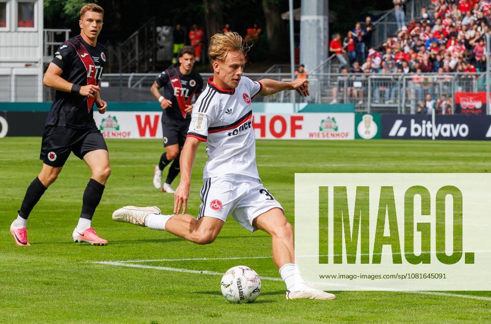 Fussball - Saison 2026 2027 - DFB Pokal Vereinspokal - 01. Runde: Viktoria Köln - 1. FC Nürnberg Nuernberg FCN ( Club ) - Sportfoto Zink DaMa - - regulations prohibit any use of photographs as image sequences and or quasi-video - Tim Janisch (32, 1. FC Nürnberg FCN ) flankt Flanke
