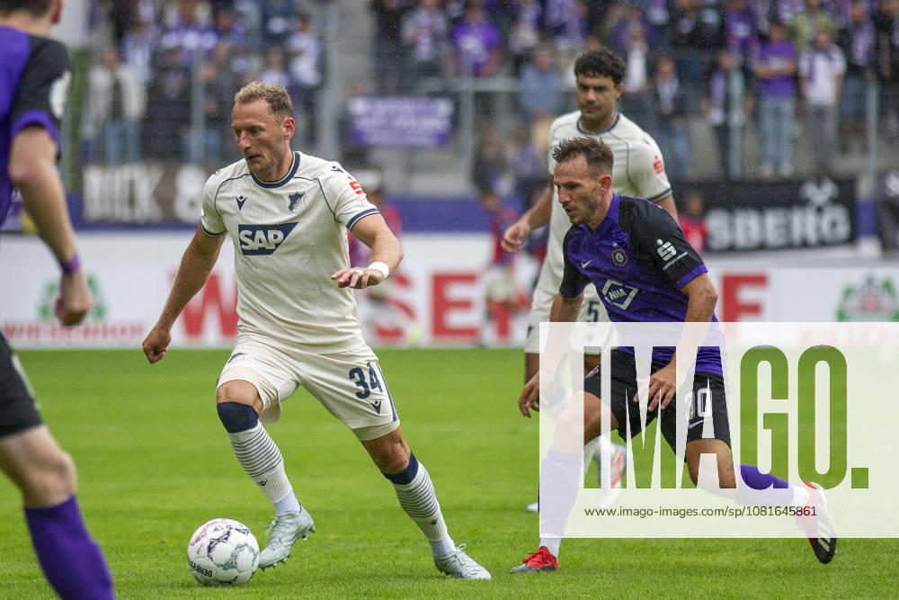 GER, Aue, Fussball, DFB-Pokal, 1. Hauptrunde, FC Erzgebirge Aue vs. TSG 1899 Hoffenheim im Bild v.l.: Vladimir Coufal (TSG Hoffenheim 34), Simon Skarlatidis (FC Erzgebirge Aue 30), Zweikampf 22.08.2026, EINS Erzgebirgsstadion Aue DFB REGULATIONS PROHIBIT ANY USE OF PHOTOGRAPHS AS IMAGE SEQUENCES AND OR QUASI-VIDEO,