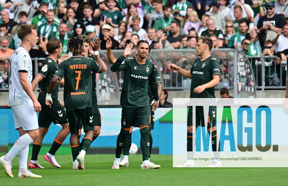 GER Fußball, Männer,DFB Pokal, 1.Runde Saison 2026 2027, Hamburg, Lüneburger SK vs Werder Bremen Jens Stage (Werder 06) schiesst das Tor zum 1-0 fuer Bremen vorbei an Torwart Tommy Henze (Pauli 01) und jubelt mit der Mannschaft DFB DFL regulations prohibit any use of photographs as image sequences and or quasi-video) Hamburg Millerntorstadion Hamburg Deutschland