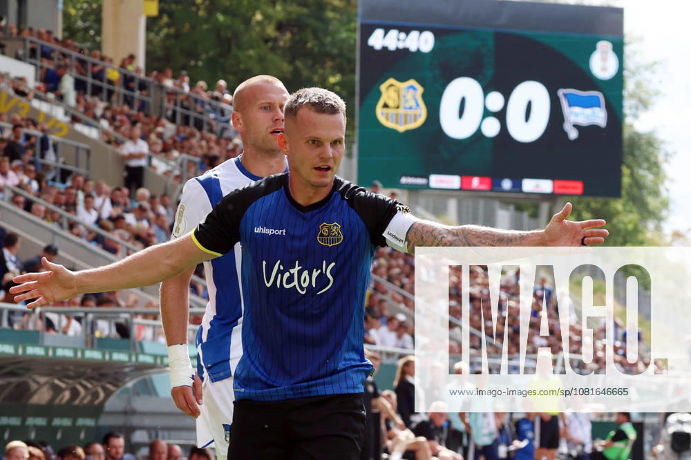 Fussball DFB Pokal 1.Runde, 1.FC Saarbruecken - Hertha BSC Berlin v.l. Florian Pick (1.FC Saarbruecken) gibt Anweisungen, gestikuliert, mit den Armen gestikulieren gives instructions, gesticulate Saarbruecken