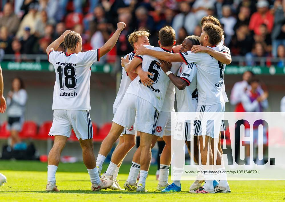 Fussball - Saison 2026 2027 - DFB Pokal Vereinspokal - 01. Runde: Viktoria Köln - 1. FC Nürnberg Nuernberg FCN ( Club ) - Sportfoto Zink DaMa - - regulations prohibit any use of photographs as image sequences and or quasi-video - Jubel Freude Torjubel nach Tor zum 0:1 - Piet Scobel (19, 1. FC Nürnberg FCN ) und Mannschaft Team jubelt freut sich - Torschütze: Piet Scobel (19, 1. FC Nürnberg FCN )