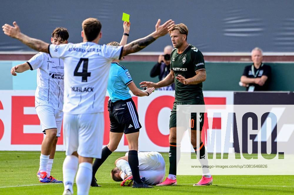 Niclas Füllkrug ( Werder ) sieht die Gelbe Karte von Schiedsrichterin Fabienne Michel Deutschland , Hamburg , Millerntor , Fussball , 1 Bundesliga , Oberliga Niedersachsen , DFB Pokal Runde 1 , LSK Lüneburg - SV Werder Bremen