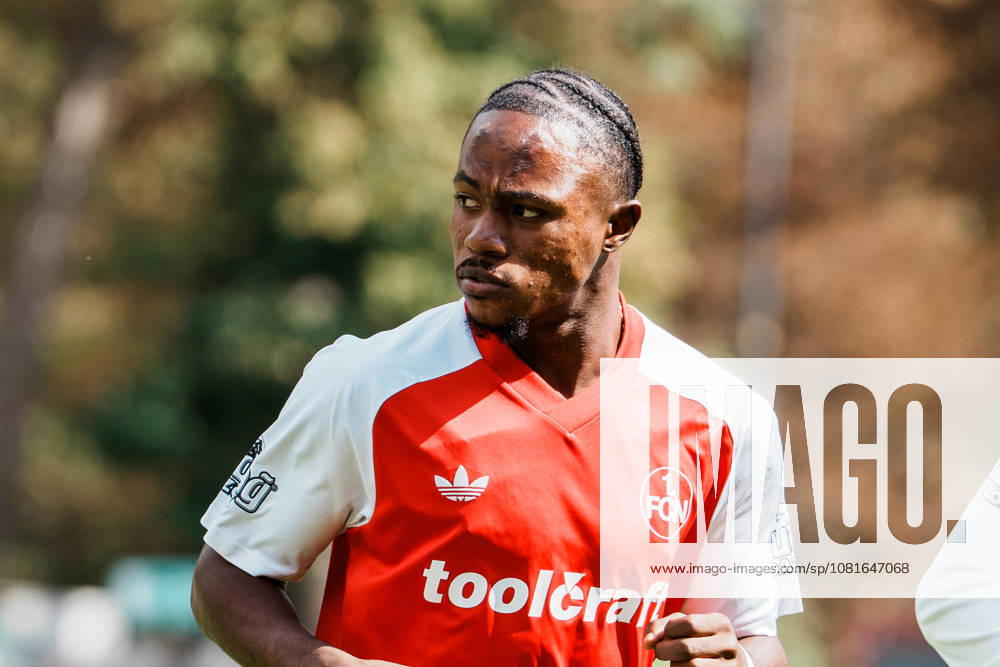 Deutschland, Köln (Sportpark Höhenberg): DFB-Pokal, 1. Runde, FC Viktoria Köln - 1. FC Nürnberg, Mohamed Ali Zoma (1. FC Nürnberg, 23) vor dem Spiel, Aufwärmen