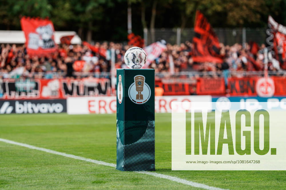 Deutschland, Köln (Sportpark Höhenberg): DFB-Pokal, 1. Runde, FC Viktoria Köln - 1. FC Nürnberg, Einlauf, Spielball, Pokalspiel, Fans