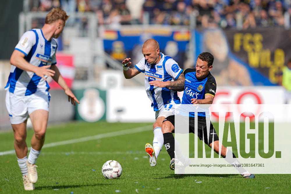 Fußball, DFB Pokal, 1. FC Saarbrücken - Hertha BSC, Saison 2026 2027, Ludwigsparkstadion: Jon Dagur Thorsteinsson (Hertha BSC, 23) im Zweikampf gegen Patrick Sontheimer (1.FC Saarbruecken, 6) DFB regulations prohibit any use of photographs as image sequences and or quasi-video.