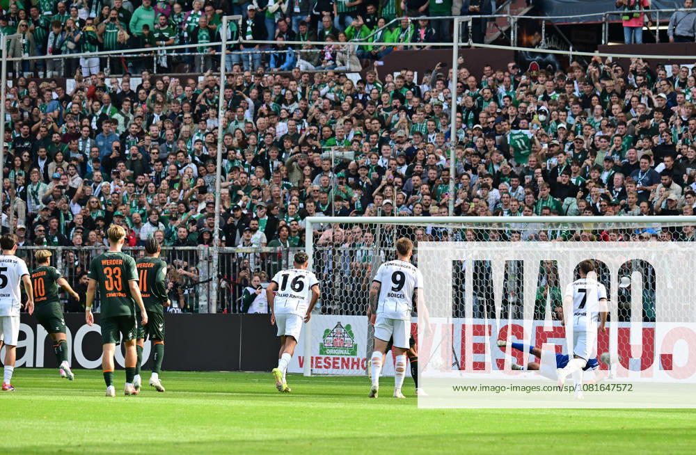 GER Fußball, Männer,DFB Pokal, 1.Runde Saison 2026 2027, Hamburg, Lüneburger SK vs Werder Bremen Niclas Füllkrug (Werder 10) schiesst per Elfmeter das Tor zum 2-0 fuer Bremen vorbei an Torwart Tommy Henze (Pauli 01) DFB DFL regulations prohibit any use of photographs as image sequences and or quasi-video) Hamburg Millerntorstadion Hamburg Deutschland