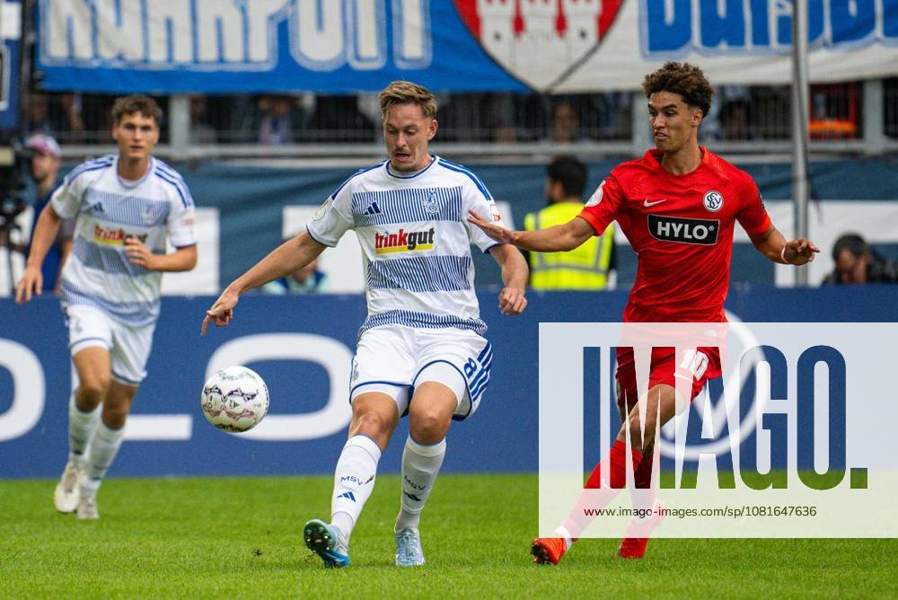 Fußball DFB-Pokal MSV Duisburg - SV Elversberg am 22.08.26 in der Schauinsland-Reisen Arena in Duisburg Aljaz Casar ( Duisburg ),links - Noah Darvich ( Elversberg ),rechts Duisburg