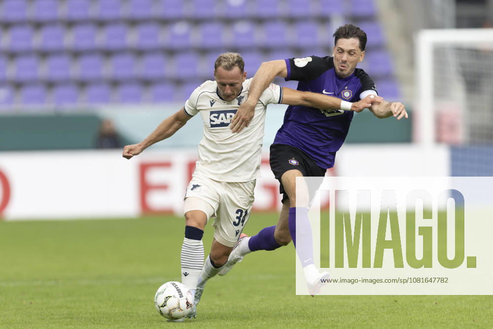 GER, Aue, Fussball, DFB-Pokal, 1. Hauptrunde, FC Erzgebirge Aue vs. TSG 1899 Hoffenheim im Bild v.l.: Vladimir Coufal (TSG Hoffenheim 34), Marcel Baer (FC Erzgebirge Aue 15), Zweikampf 22.08.2026, EINS Erzgebirgsstadion Aue DFB REGULATIONS PROHIBIT ANY USE OF PHOTOGRAPHS AS IMAGE SEQUENCES AND OR QUASI-VIDEO,