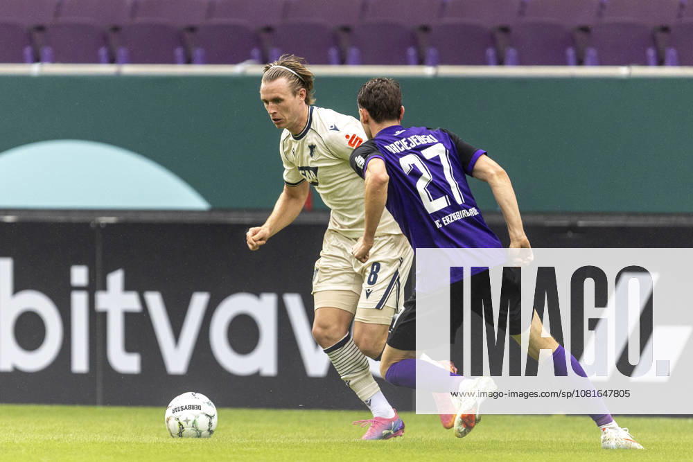 GER, Aue, Fussball, DFB-Pokal, 1. Hauptrunde, FC Erzgebirge Aue vs. TSG 1899 Hoffenheim im Bild v.l.: Patrick Wimmer (TSG Hoffenheim 08), Tim Maciejewski (FC Erzgebirge Aue 27), Zweikampf 22.08.2026, EINS Erzgebirgsstadion Aue DFB REGULATIONS PROHIBIT ANY USE OF PHOTOGRAPHS AS IMAGE SEQUENCES AND OR QUASI-VIDEO,